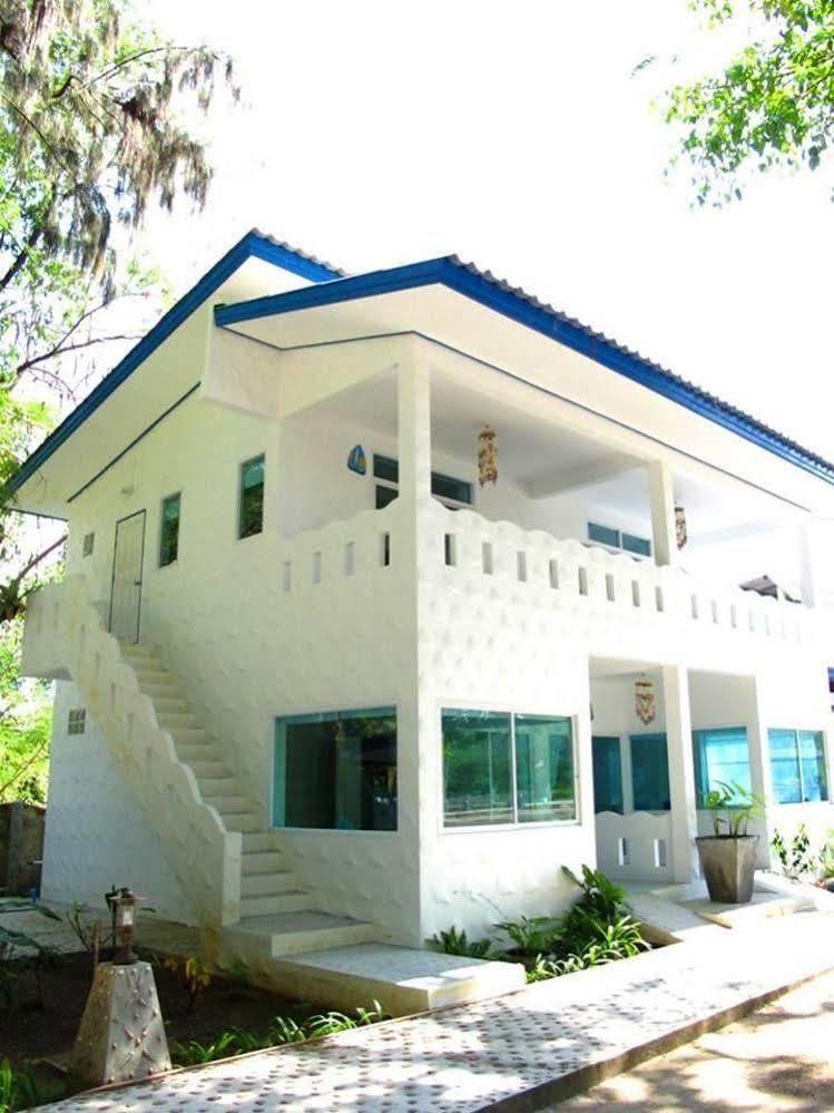 Issara Beach Resort Сичон Екстериор снимка