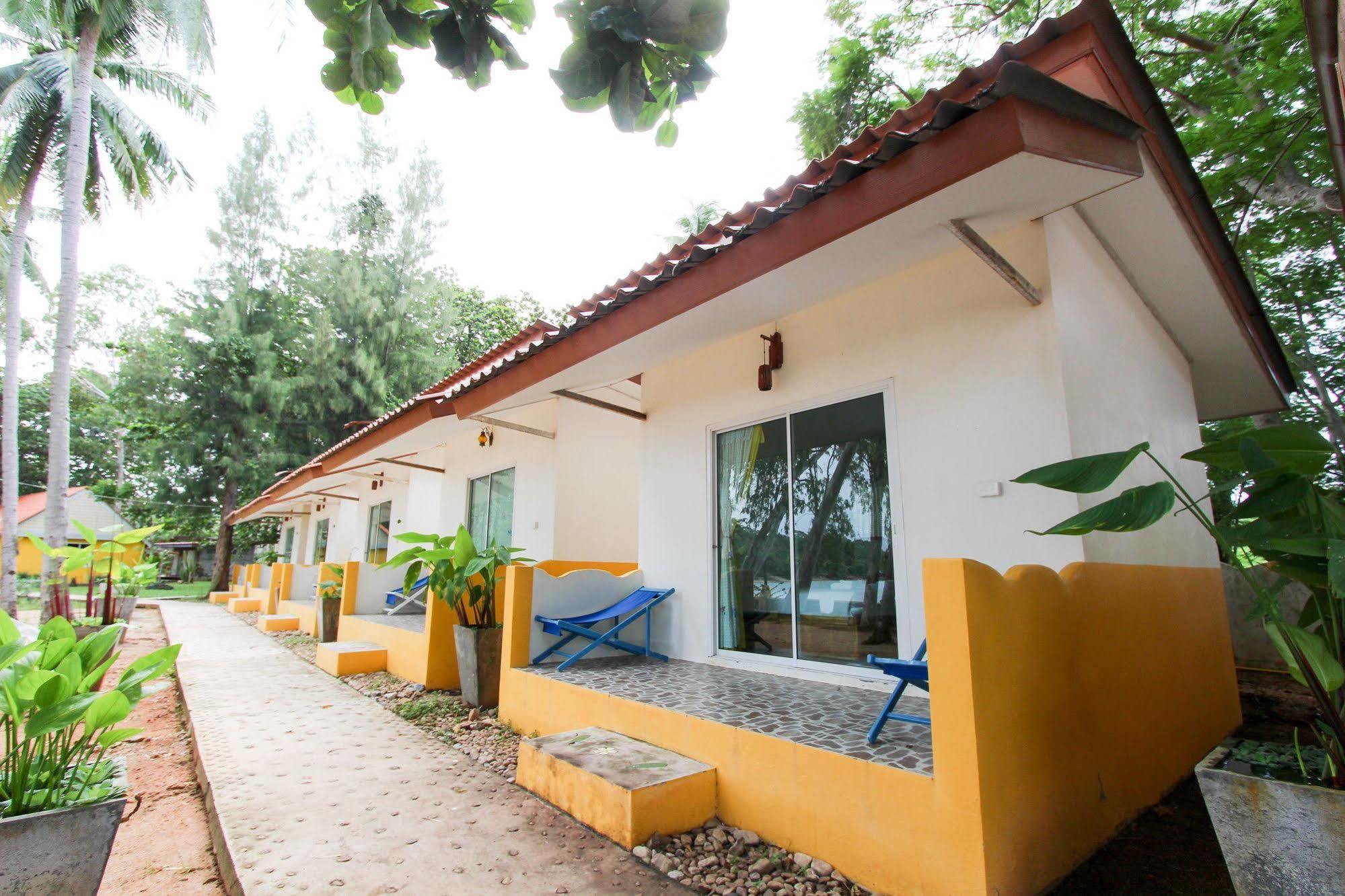 Issara Beach Resort Сичон Екстериор снимка