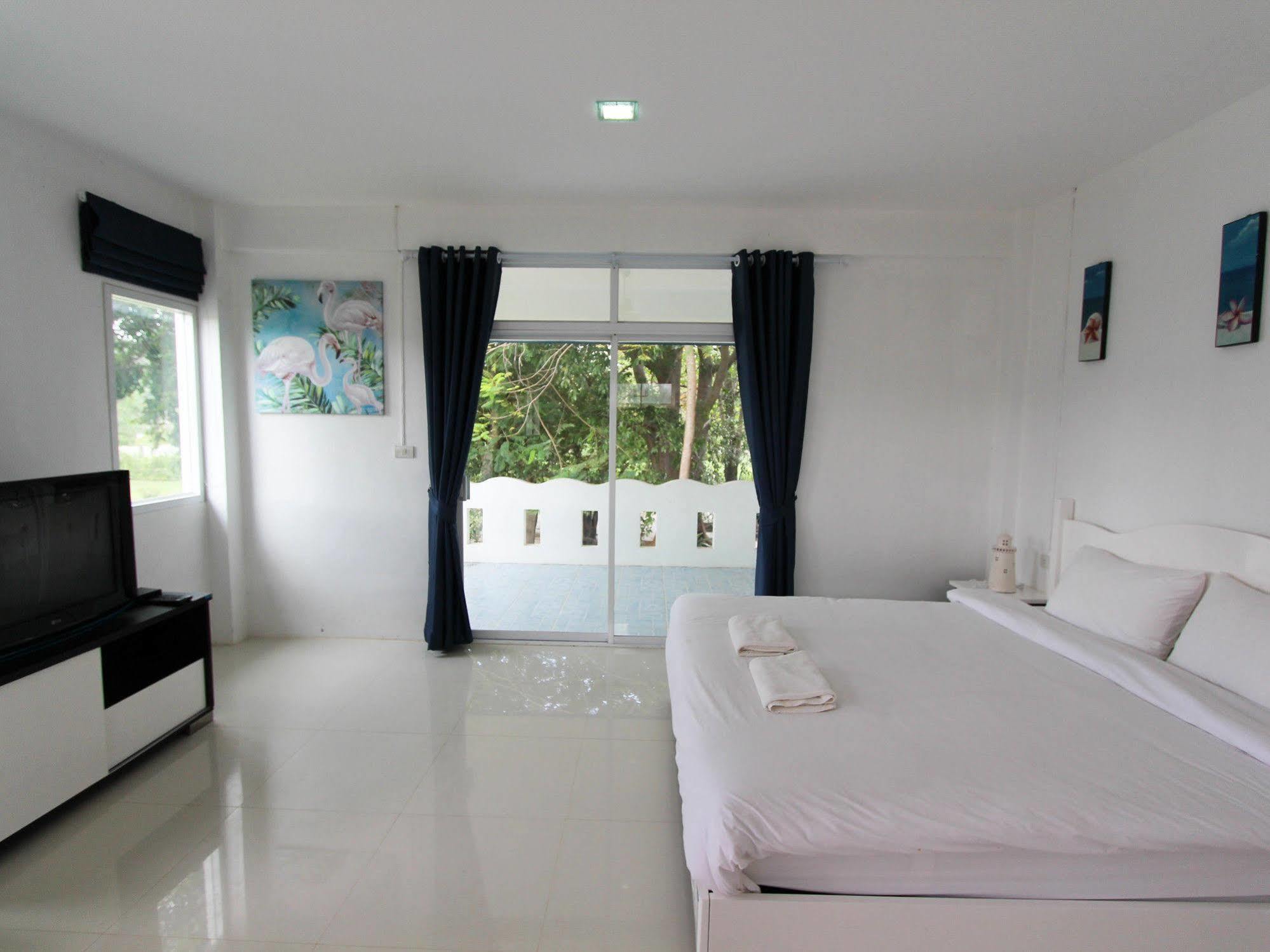 Issara Beach Resort Сичон Екстериор снимка