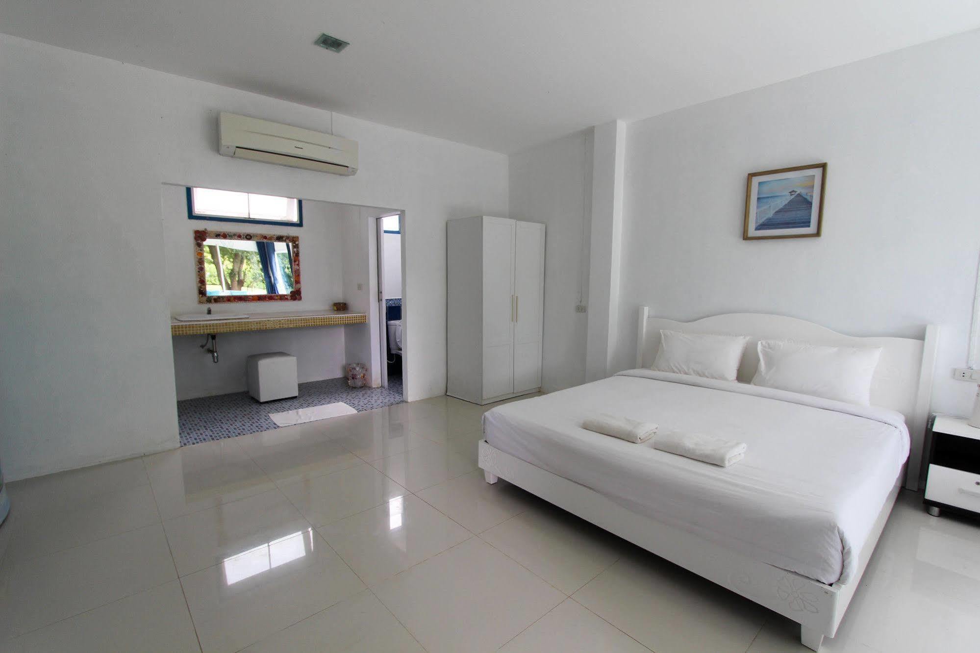 Issara Beach Resort Сичон Екстериор снимка