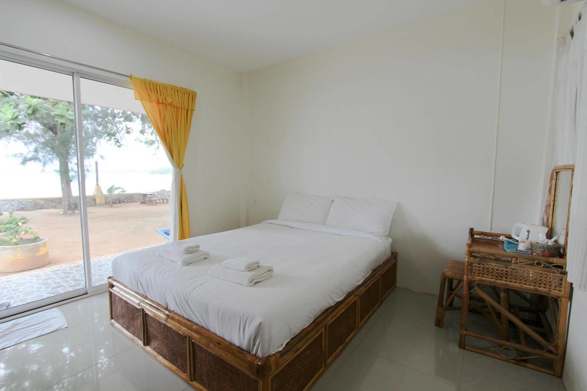 Issara Beach Resort Сичон Екстериор снимка